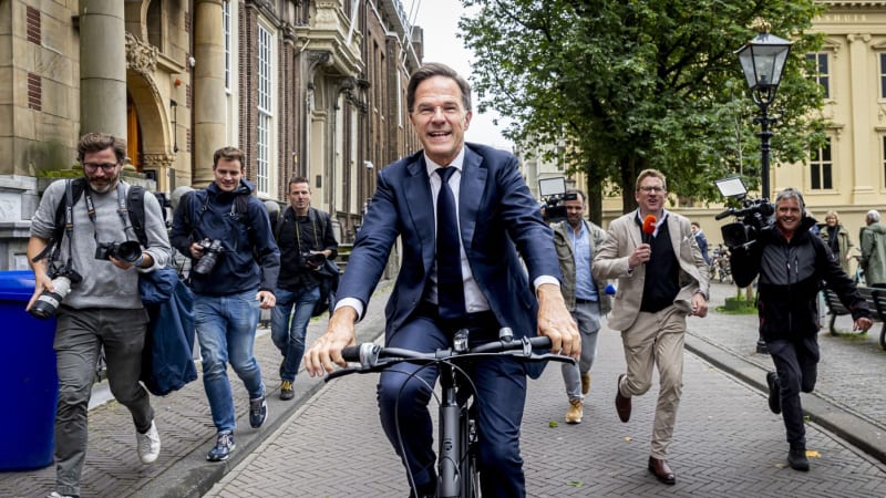 Politická těžká váha, která to umí s Trumpem. NATO nově vede usměvavý elegán Rutte