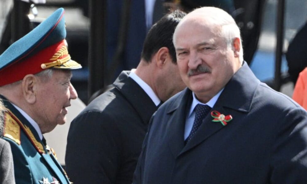 Běloruský prezident Lukašenko měl omdlít na summitu v Astaně. Je vážně nemocný, píší média