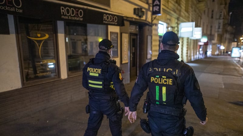 Surový útok v pražské restauraci: Cizinec napadl jednoho z hostů, nožem ho bodal do zad