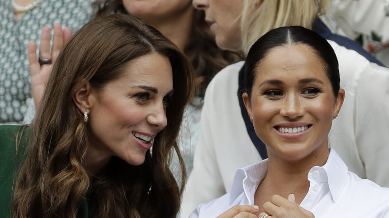 Zvrat v královské rodině? Meghan „zoufale“ usiluje o usmíření s Kate. Princezně poslala přání