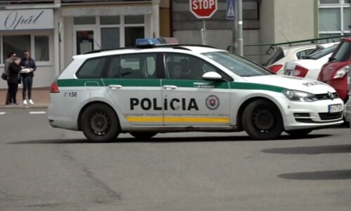„Šikana“ policisty na Slovensku. Lidé ho obklíčili, sráželi k zemi a vyhrožovali smrtí