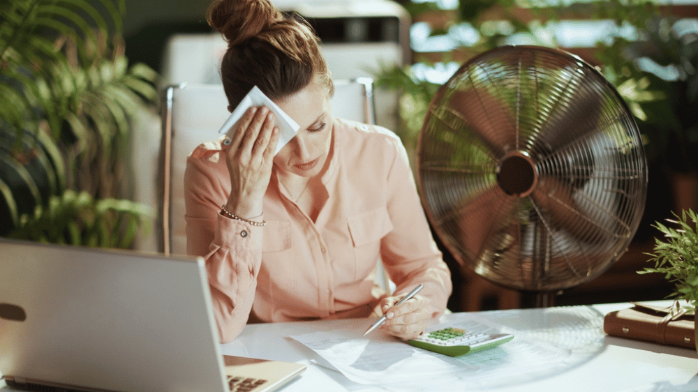 Vplyv horúčav na pracovný výkon: Ako sa vysporiadať s letnou únavou