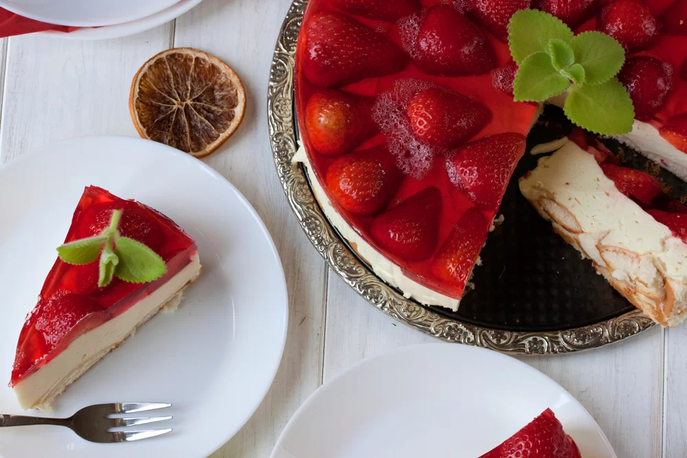 Nepečená smotanová torta s piškótami – recept na svieži dezert s ovocím