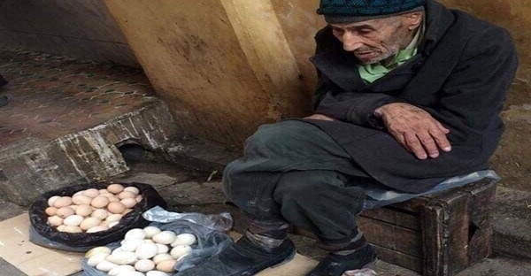 Tento chudobný starček na trhu predával domáce vajíčka: Jedného dňa ku nemu však prišla arogantná žena a povedala mu tieto slová