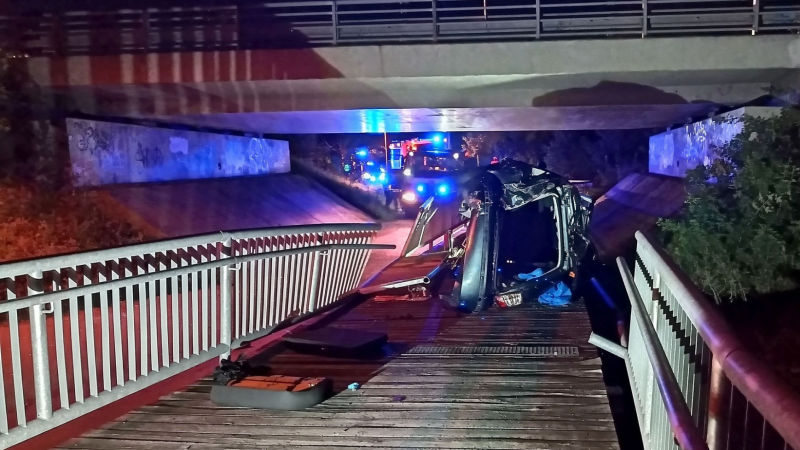 V Uherském Brodě se z mostu zřítilo auto. Zraněného řidiče museli vyprostit hasiči