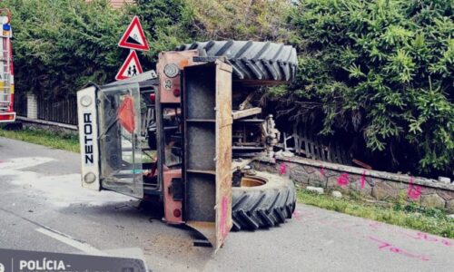 Tragédia pri Štiavnici. Len 19-ročný vodič sa prevrátil s traktorom, nehodu neprežil