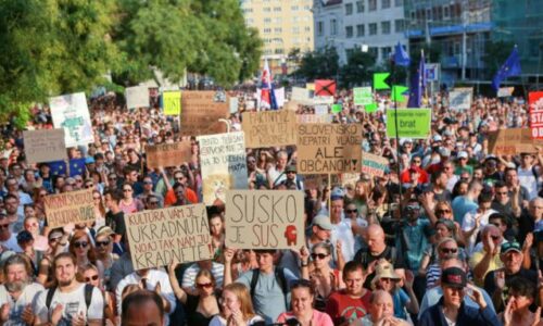 Slovensko nepatrí vláde, na protest v Bratislave prišlo približne 18-tisíc ľudí (foto)