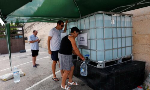 Španielske pobrežie Costa Blanca zasiahlo sucho, ľudia stoja rady na vodu. Napúšťanie bazénov je zakázané