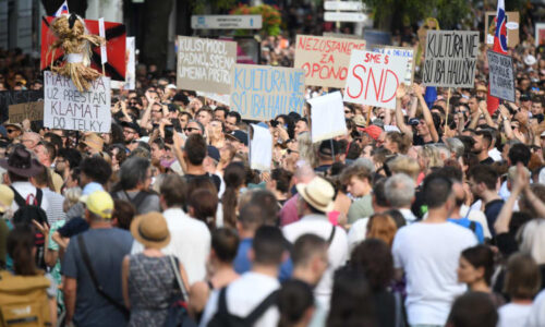 Hněv a revoluční nálada. Slováci protestují proti nové normalizaci. Češi mohou dopadnout stejně