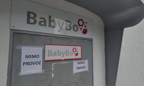 Mladíci zdemolovali pelhřimovský babybox. Zřejmě šlo o opilecké řádění, natočila je kamera