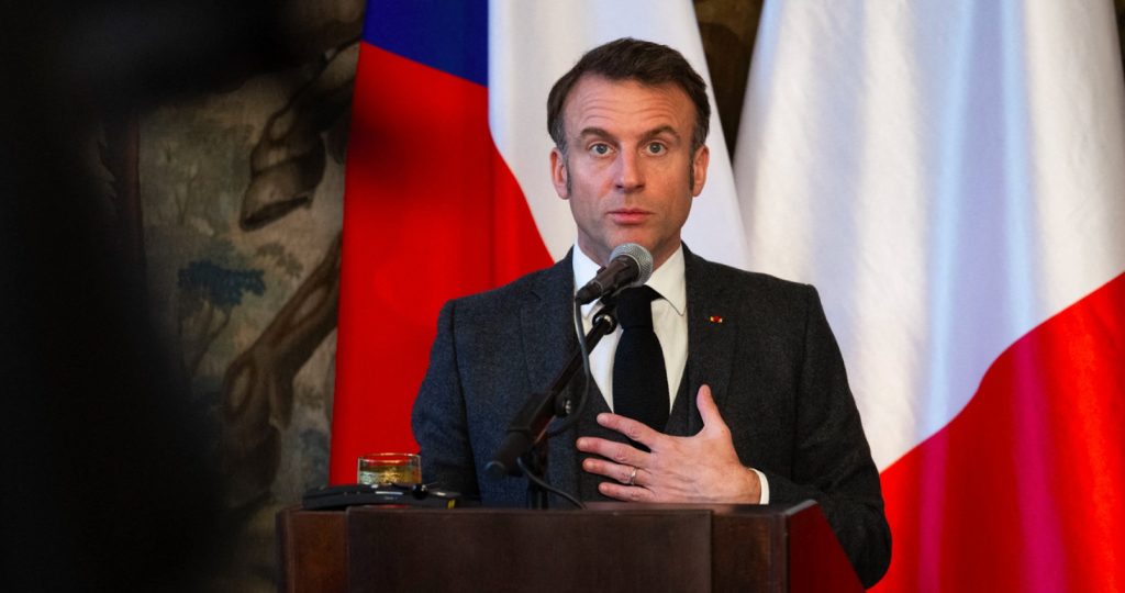 Macron vyhlásil, že zadržanie šéfa Telegramu nemá politický motív. Hovorca Kremľa Peskov poprel správy, že sa s Durovom pred tým stretol Putin. Rusko podľa neho nepozná obvinenia, na základe ktorých ho v sobotu francúzska polícia zadržala