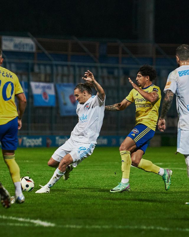 Michalovce zahadzovali jednu šancu za druhou, Slovan nekompromisne trestal