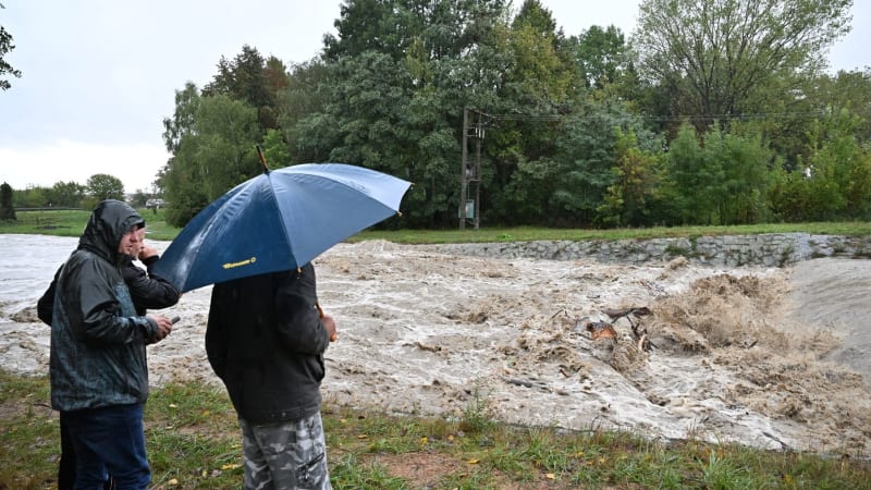 V noci bude opět pršet po celém Česku včetně Moravy, uvedl Hladík. Někde budou srážky vydatné