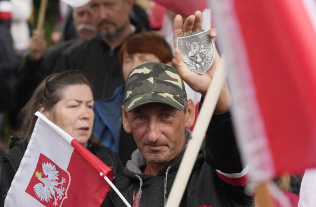 Na podporu poľskej opozičnej strany Právo a spravodlivosť sa vo Varšave zišlo zhruba štyritisíc stúpencov