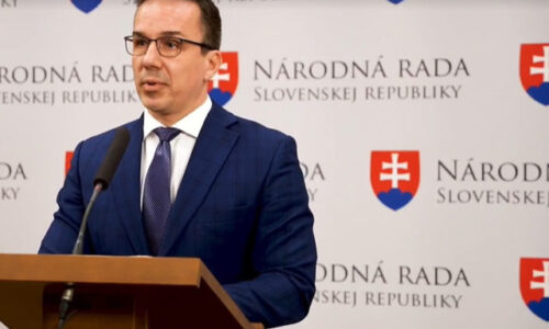 Minister Tomáš kritizuje Dankove výroky a obvinil ho z klamstva, so zmenou rodičovského dôchodku nesúhlasil