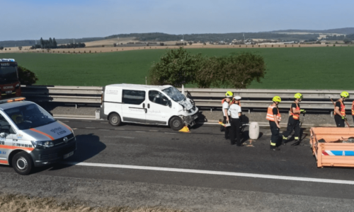 Těžká nehoda na D46. Do stojícího auta s šipkou vletěla dodávka, při střetu se zranilo pět lidí