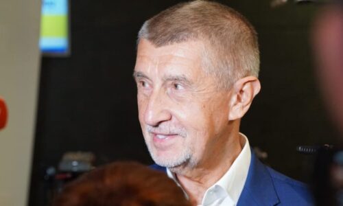 ON-LINE: Babiš rozhodnutí vlády neodkládat volby přijímá. Část hejtmanů má výhrady