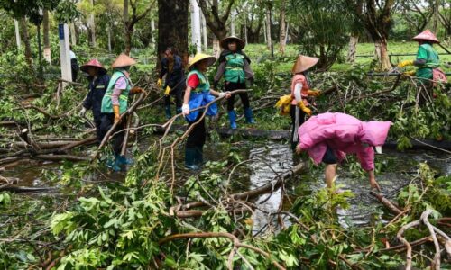 Vietnam bojuje s ničivým tajfunem. Živel má první oběti, 50 tisíc lidí muselo být evakuováno