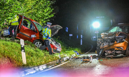 Dvě děti zemřely při čelní srážce vozů u Waldbronn. První indicie odhalují detaily tragédie