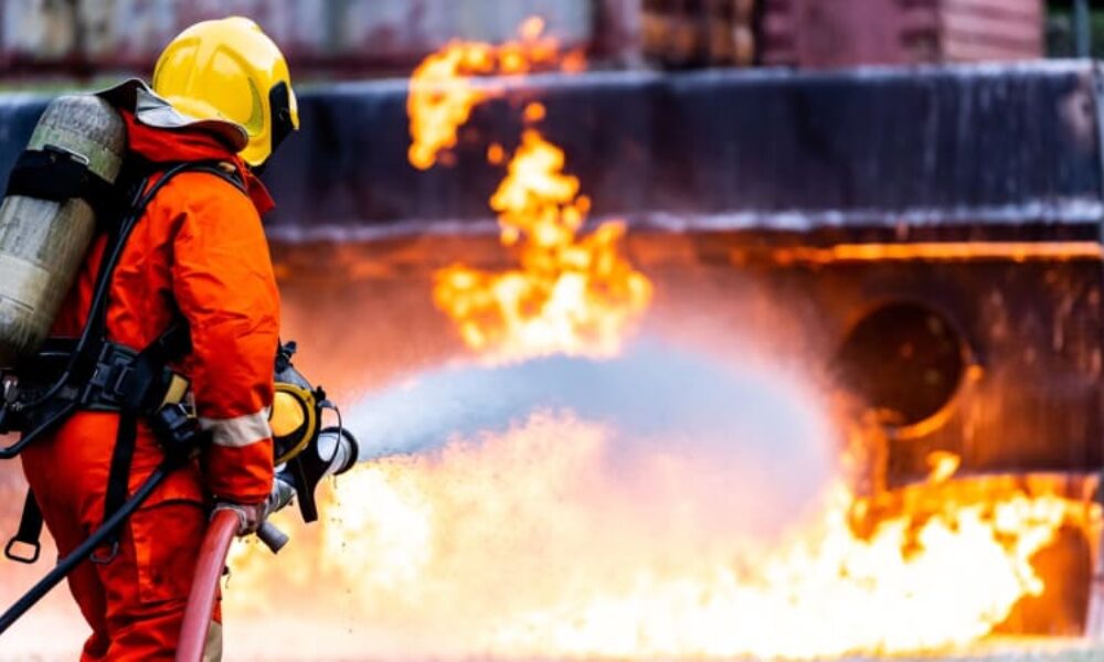 Ohnivé peklo na nigerijské dálnici: Po srážce s kamionem explodovala cisterna, uhořelo 48 lidí