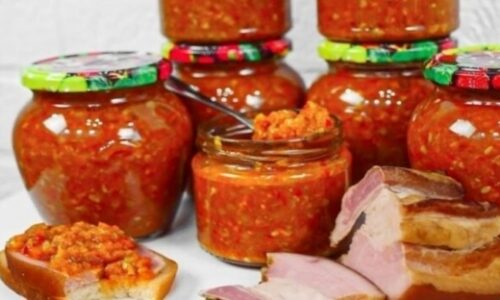 U nás doma je to doslova vždy bezkonkurenčný recept: Cuketová omáčka „ZACUSCA“z Rumunska, na ktorej frčíme celý rok!