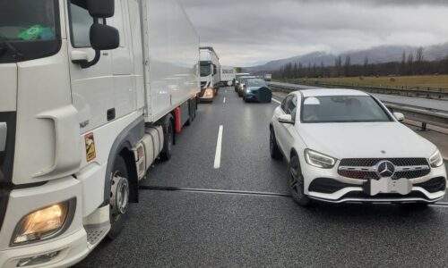 Při čekání v koloně vám hrozí celá řada pokut. Které prohřešky dělají čeští řidiči nejčastěji?