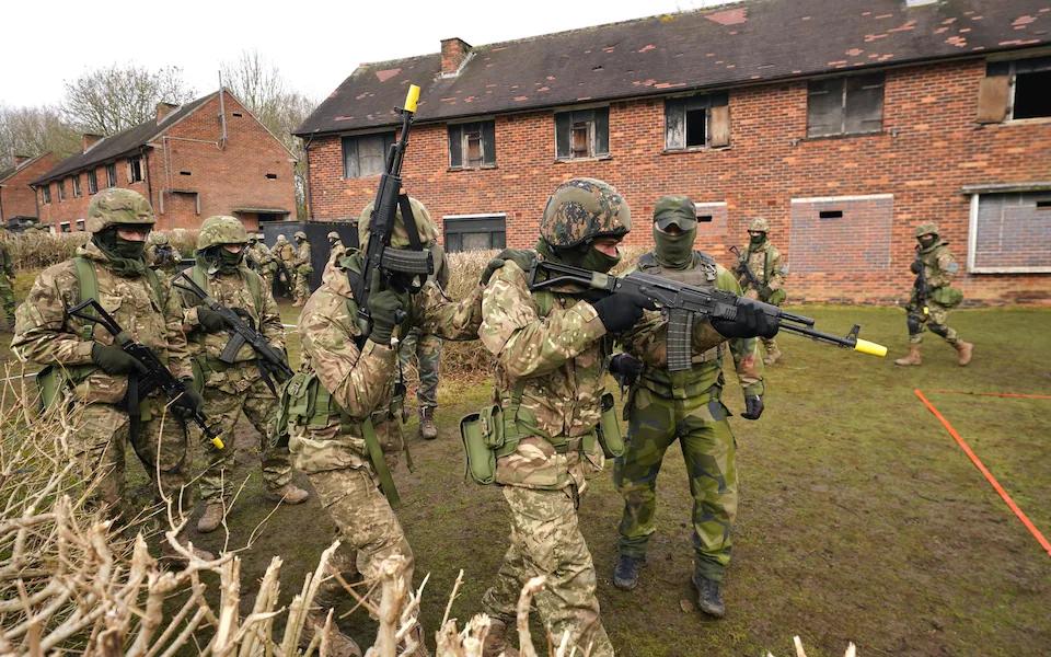 The Telegraph: Výcvik ukrajinských vojakov poškodzuje bojový potenciál Veľkej Británie