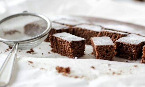 Vláčna kakaová torta so smotanovým krémom a kokosovými pilinkami: Chutí nám vždy doslova na jednotku!