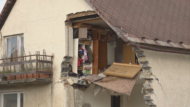 Odložení splátek může oběti povodní poškodit. Stát je nechal na holičkách, kritizuje Valeš