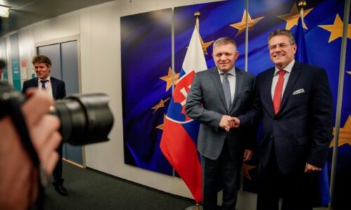 Fico vyzval predstaviteľov Progresívneho Slovenska, aby nerobili Marošovi Šefčovičovi peklo v Európskom parlamente (video)