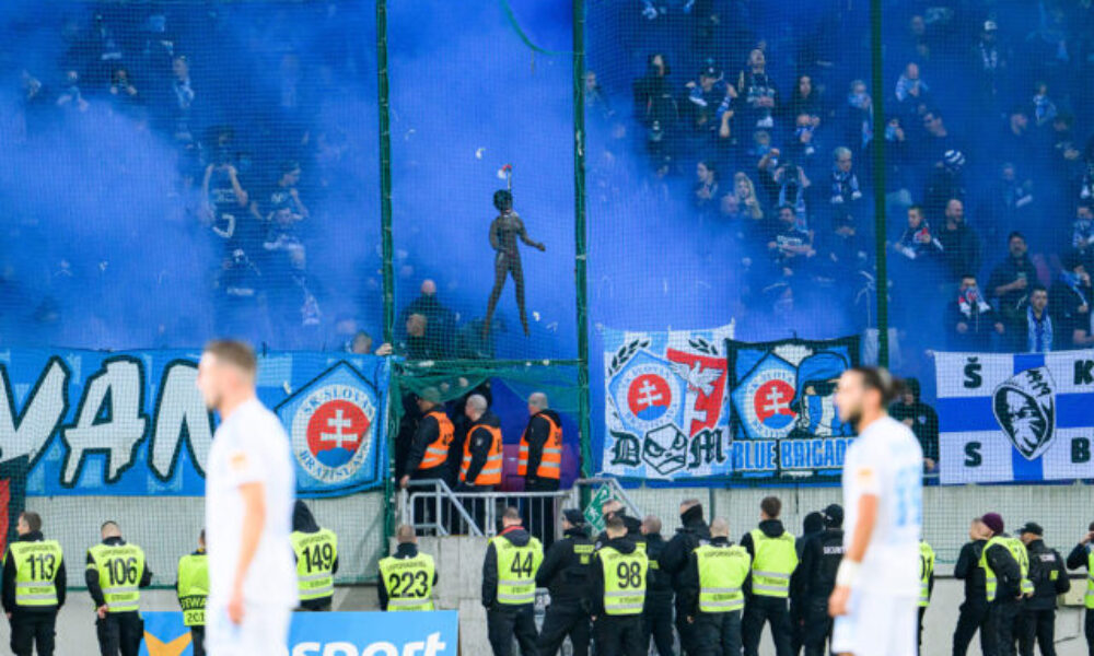 Policajti si počas derby Trnava-Slovan posvietili na fanúšikov. Pokuta môže dosiahnuť až 10-tisíc (foto)