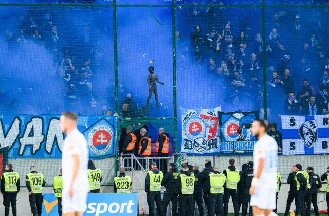 Policajti si počas derby Trnava-Slovan posvietili na fanúšikov. Pokuta môže dosiahnuť až 10-tisíc (foto)