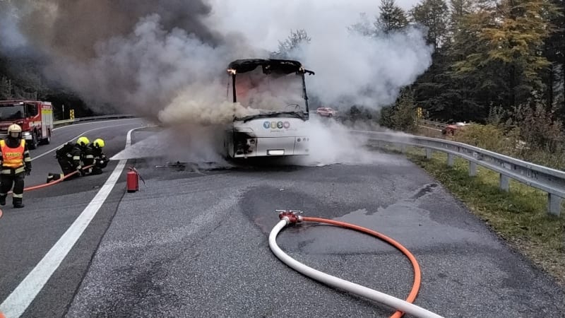 Autobus plný mladých fotbalistů pohltily plameny. Katastrofa, líčí klub z Jesenicka