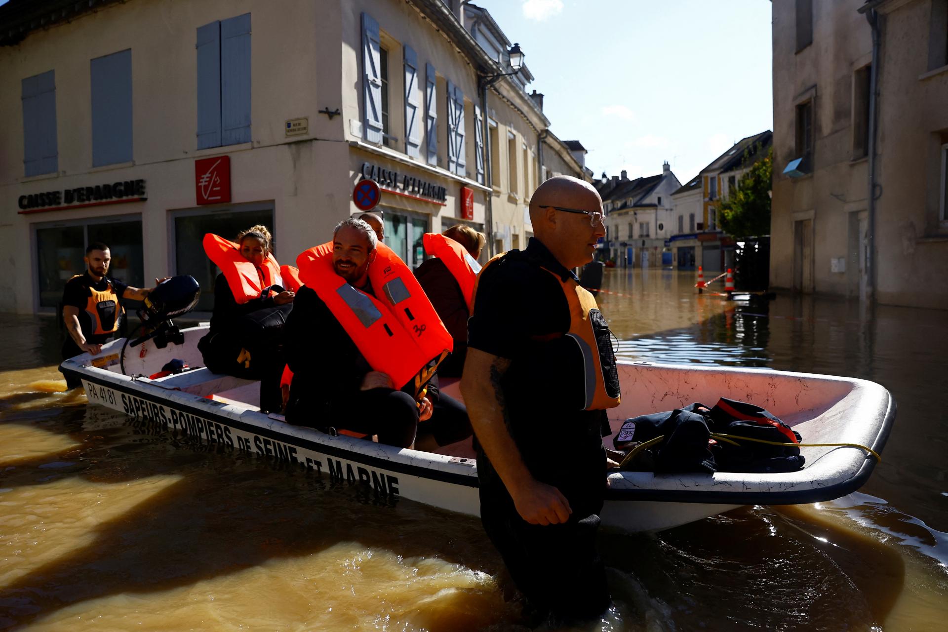 Pri silných záplavách vo Francúzsku zomrel muž, zranené boli aj deti