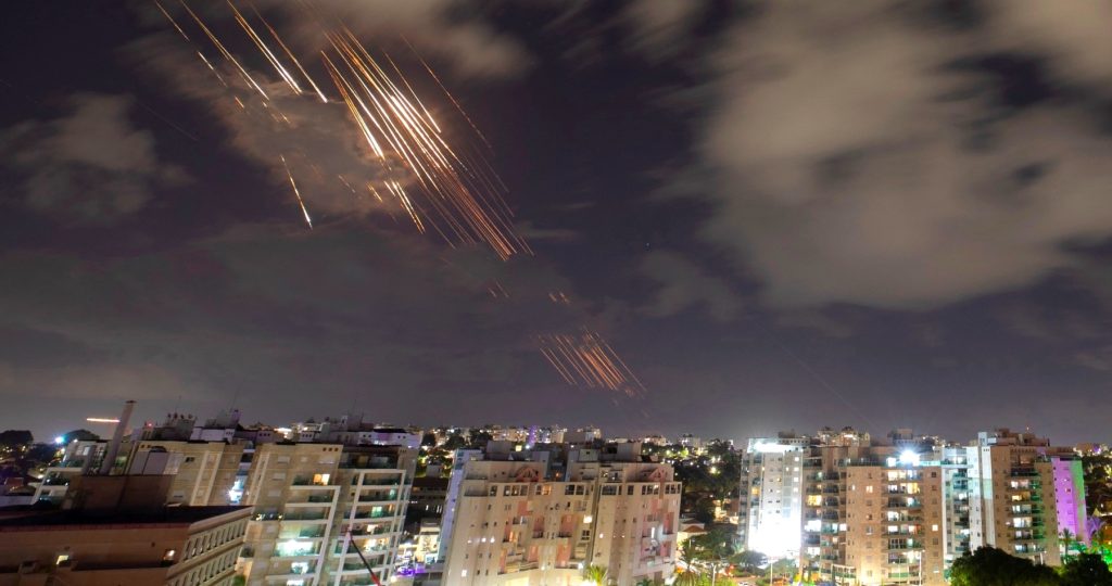 VIDEO: Izrael rozpoutal v pořadí již 3. válku s Libanonem. Írán podnikl masivní raketový útok na Izrael. Vojenská letecká základna Nevatim dostala plný zásah.