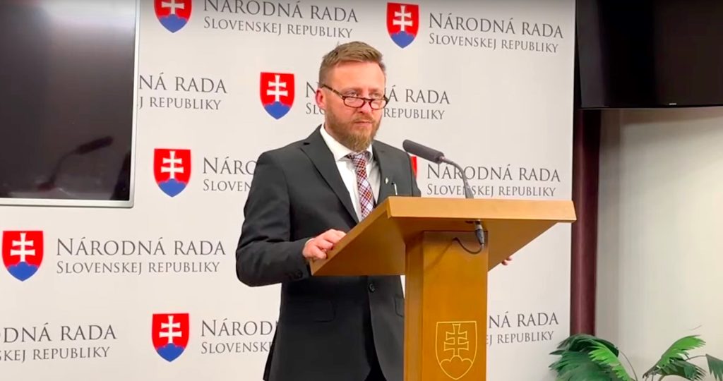 VIDEO: Splnomocnenec vlády na prešetrenie manažovania pandémie Peter Kotlár predložil šokujúcu správu a smrtiacich dopadoch pichania mRNA vakcín, ktoré označil za biologickú zbraň.