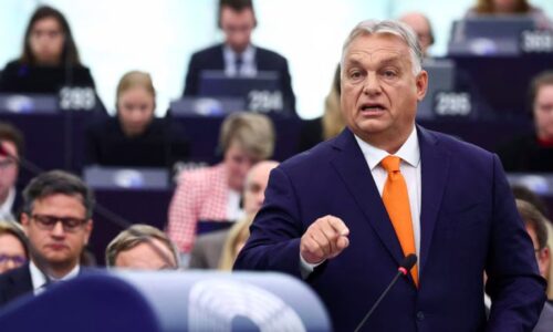 Orbán naložil eurokomisii a von der Leyenovej za jej chybnú politickú stratégiu, keď namiesto mierového riešenia konfliktu na Ukrajine podporuje vojnu, aj keď všetci na Západe už priznávajú ukrajinskú prehru, za útoky voči tým, ktorí majú iný politický názor, za antidemokratické praktiky a pokrytectvo, ale aj za očierňovanie Maďarska a jeho vlády