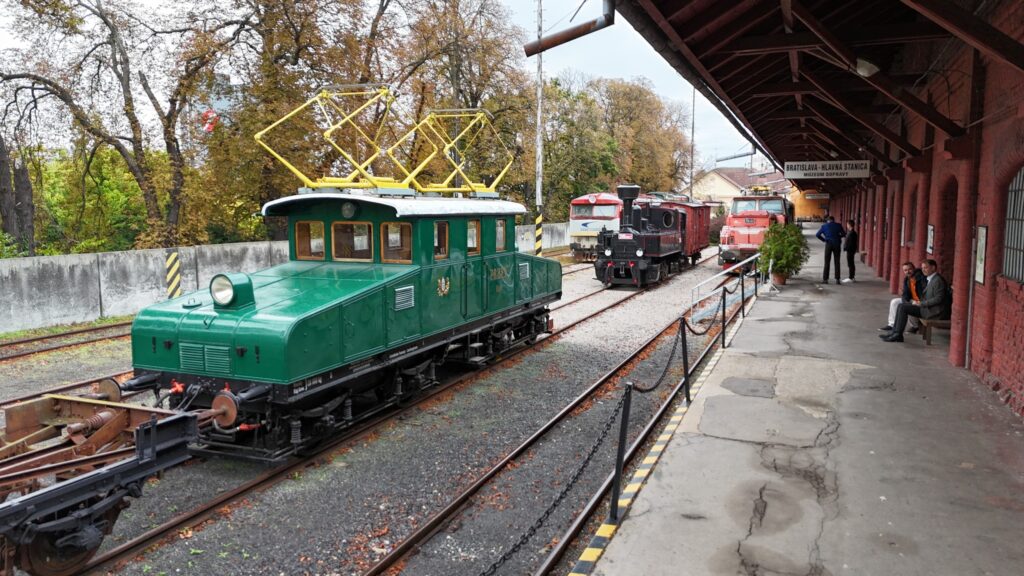 Legendárna Viedenská električka je späť v Bratislave. Oslavuje 110 rokov a pozrieť si ju môžete v Múzeu dopravy