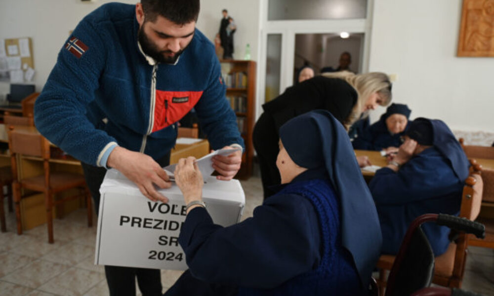 Volebné právo si uplatnili aj „vincentky“ z Belušských Slatín, prenosnú volebnú schránku využilo štrnásť žien