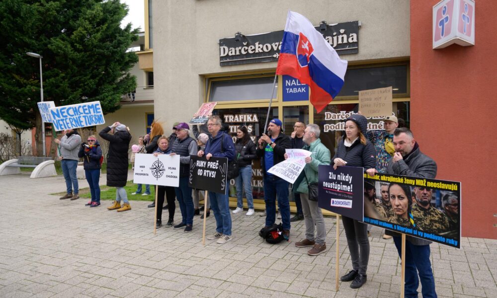 Je to politická fraška. Opozícia kritizuje vládu za výjazdové rokovania v maďarských obciach