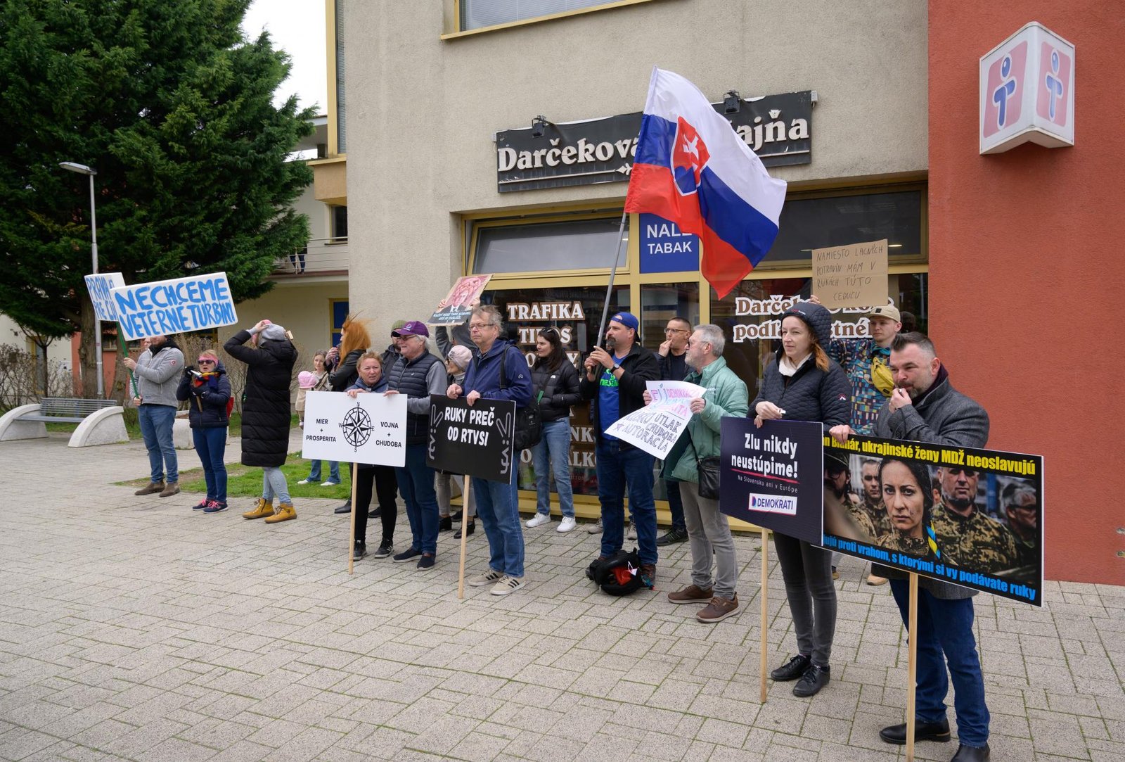 Je to politická fraška. Opozícia kritizuje vládu za výjazdové rokovania v maďarských obciach