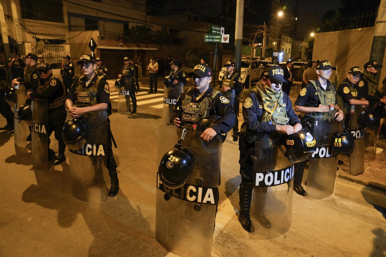 polícia prehľadala rezidenciu peruánskej prezidentky kvôli rolexkám, neuviedla ich v majetkovom priznaní Polícia prehľadala rezidenciu peruánskej prezidentky kvôli Rolexkám, neuviedla ich v majetkovom priznaní