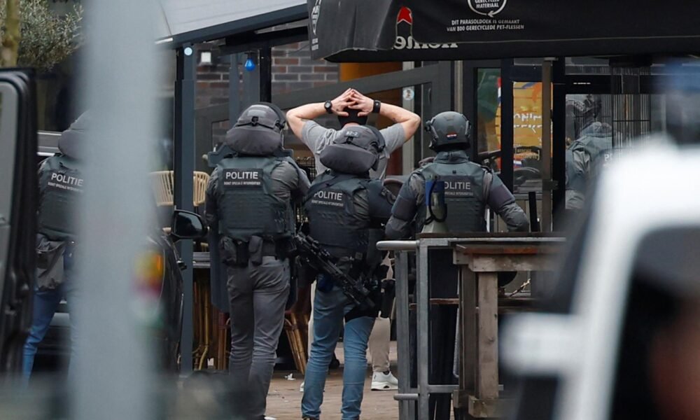 Koniec šesťhodinovej drámy. Holandská polícia zatkla muža podozrivého z držania rukojemníkov v Ede