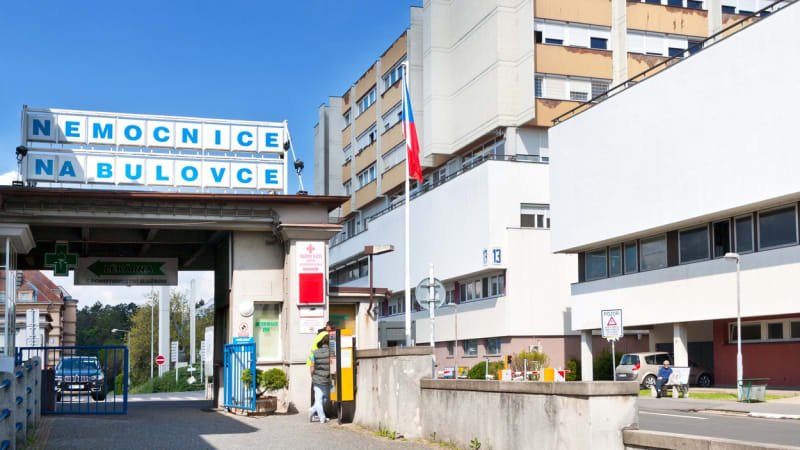 lékaři z bulovky jsou po fatální záměně pacientek mimo službu, řekla mluvčí Lékaři z Bulovky jsou po fatální záměně pacientek mimo službu, řekla mluvčí