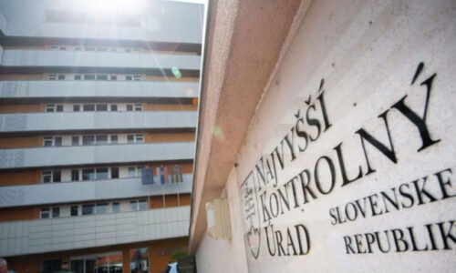Luxusné autá, tisícové odmeny aj milióny pre univerzitu bez faktúry. Kontrolóri zistili na Úrade pre územné plánovanie viaceré pochybenia