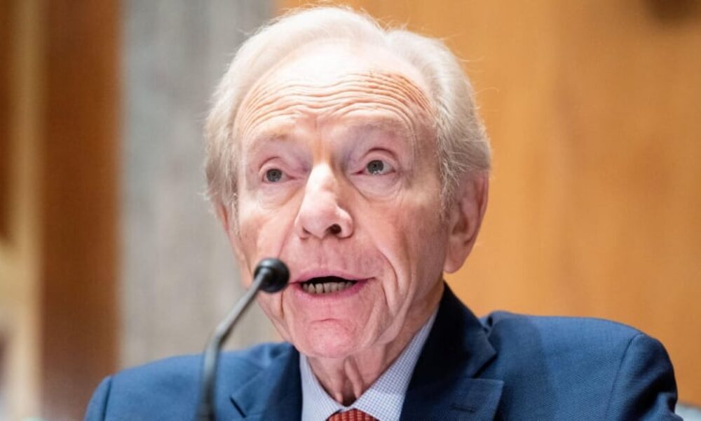 Po pádu zemřel Joe Lieberman. Bývalý kandidát na prezidenta mluvil o „špinavých kampaních“