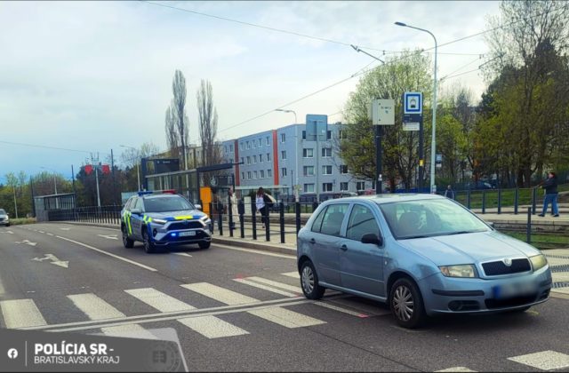 Na priechode pred obchodným domom v Bratislave zrazilo auto 14-ročné dievča, okolnosti nehody vyšetruje polícia