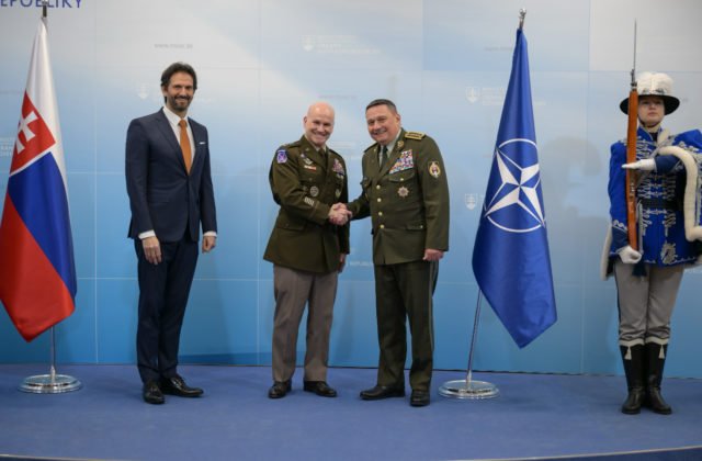 Slovensko preukazuje neochvejnú oddanosť a prispieva ku kolektívnej bezpečnosti, vyzdvihlo NATO