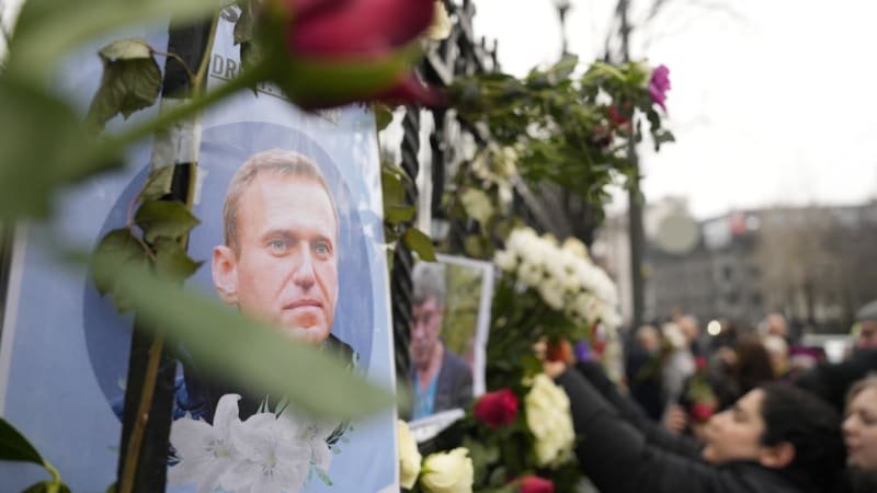 seznam „nepřátel“. putinův moderátor předčítal jména lidí, kteří uctili památku navalného Seznam „nepřátel“. Putinův moderátor předčítal jména lidí, kteří uctili památku Navalného