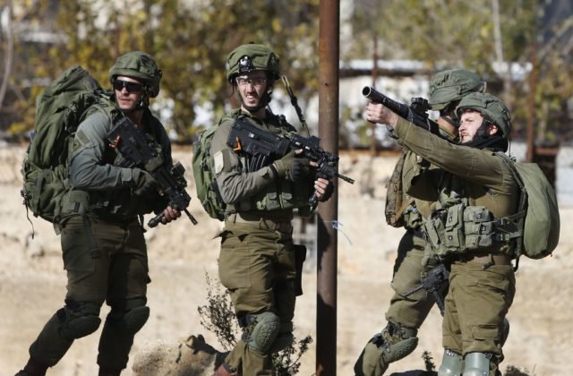 98_israel_palestinians_05160-6716d077665b43a39423d362c36f40e5-640x420.jpg Izraelská armáda tvrdí, že počas akcie v nemocnici Šífa zabila viac ako 140 militantov